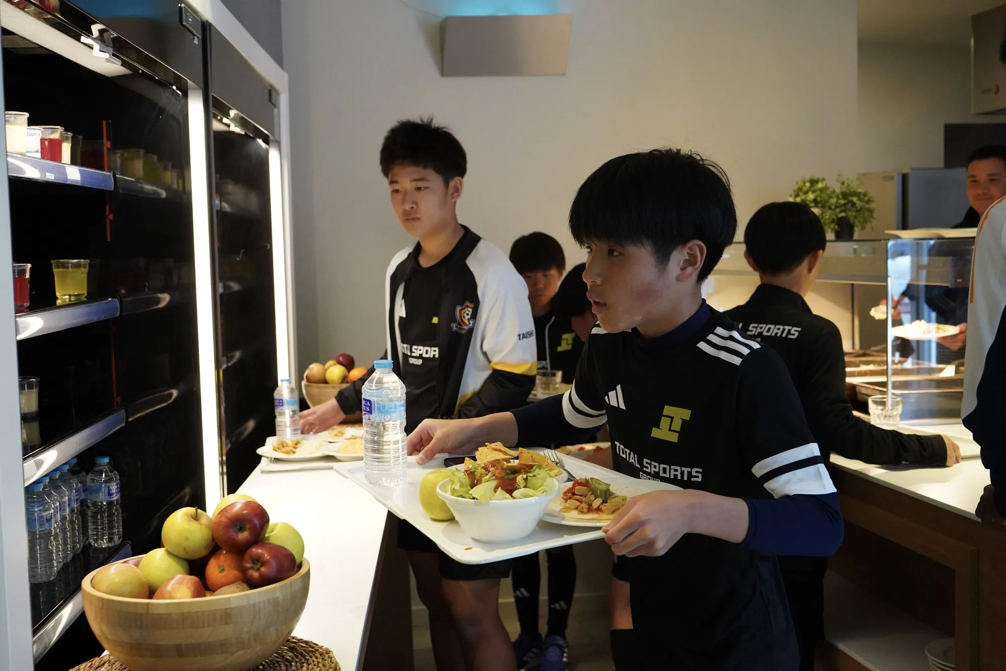 Students collecting their meal in the campus dining hall